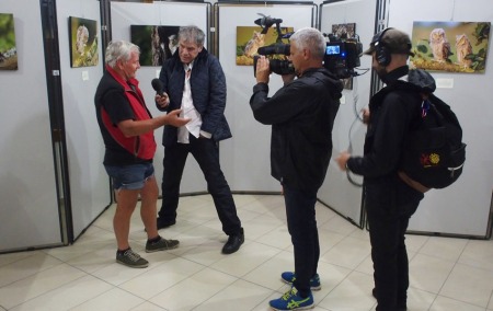 Alessandro Poggi intervista Lucio Pollet, "catturato" durante l'allestimento della mostra