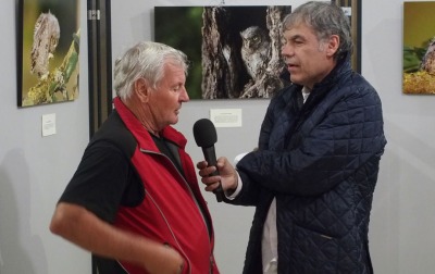 Alessandro Poggi intervista Lucio Pollet, "catturato" durante l'allestimento della mostra
